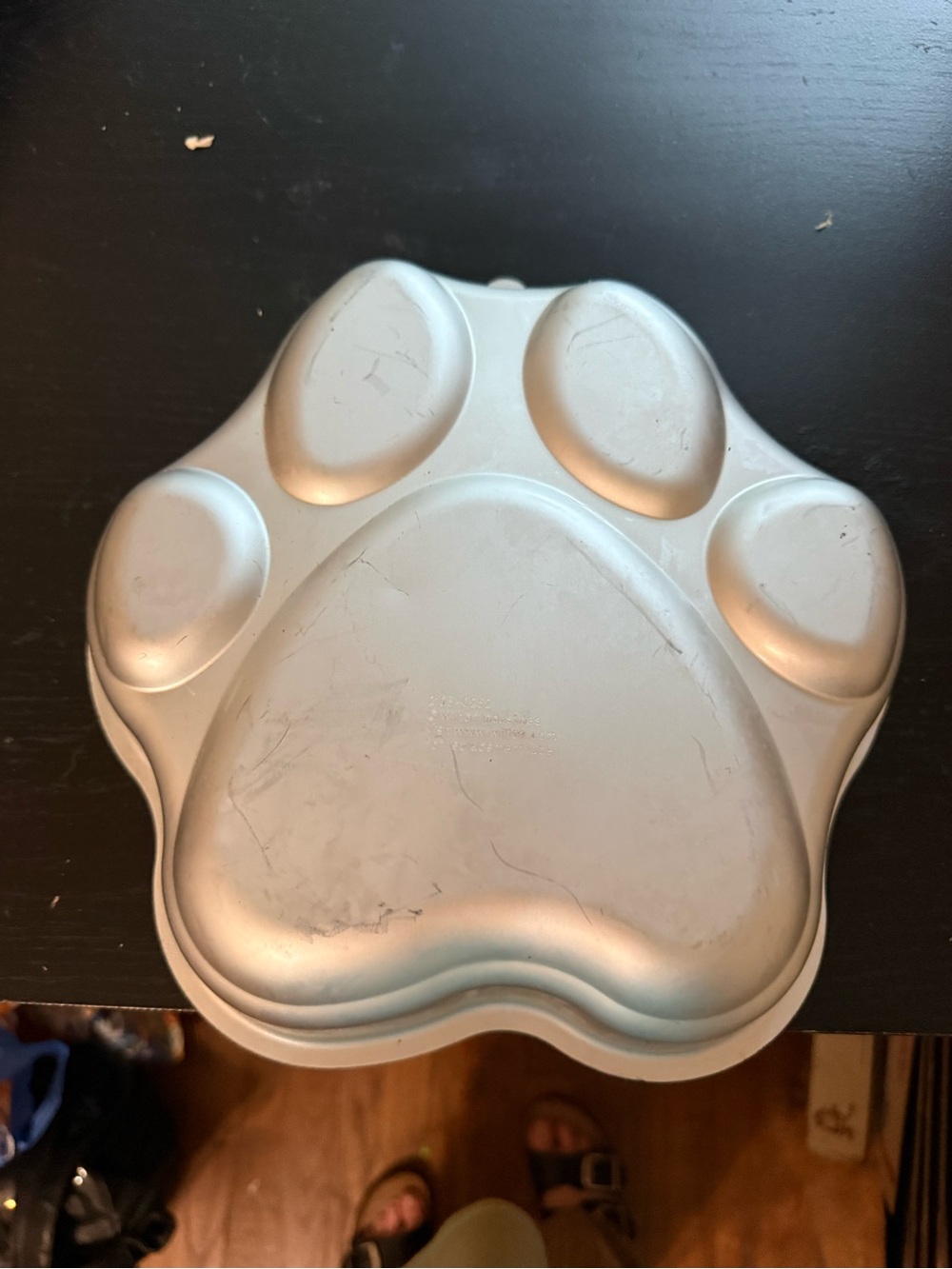 Wilton Paw Print Cake Pan Aluminum Dog Cat Birthday Cake Mold #2105-0252 - Picture 2 of 2